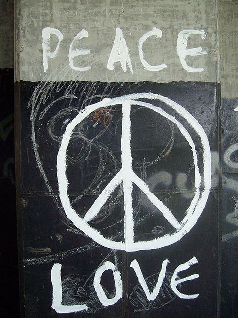 Peace And Love. World Peace Aesthetic, Peace And Love Aesthetic, Peace Aesthetic, Reiki Art, Peace Fingers, Graffiti I, Love Graffiti, Hippie Aesthetic, Give Peace A Chance