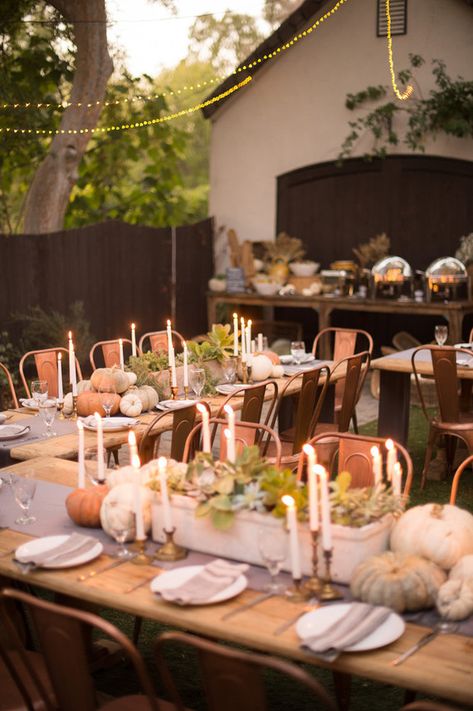 Patio Thanksgiving Dinner, Orchard Dinner Party, Backyard Thanksgiving Dinner Decor, Large Thanksgiving Party, Large Thanksgiving Dinner Table, Backyard Thanksgiving Dinner, Outdoor Thanksgiving Dinner Party Ideas, Fall Family Party, Backyard Dinner Party Ideas