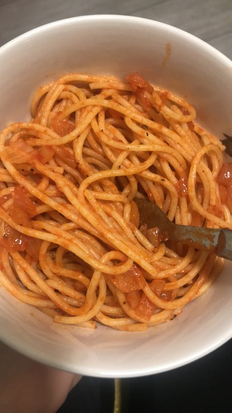 Pasta, onion, tomato paste Paste Recipe, Lori Harvey, Food Yummy, Tomato Paste, Pretty Food, Food Cravings, I Love Food, Aesthetic Food, Food Pictures