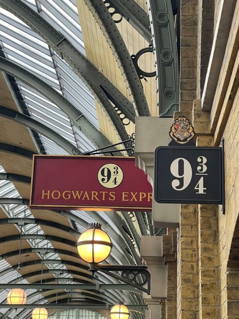 Harry Potter Studios London Aesthetic, Harry Potter Studios London, Harry Potter London, Hp Aesthetic, Harry Potter Studios, Harry Potter Poster, London Aesthetic, Beautiful Red Roses, Dream Trip