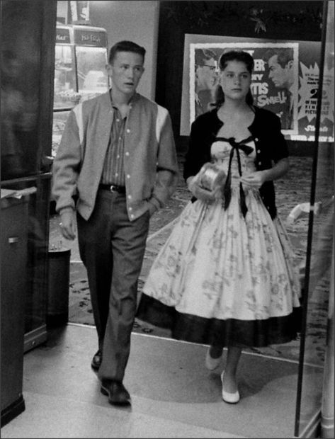 We love this photograph of a stylish young couple going out to the cinema on a date. It's called "Going Steady" by Leonard McCombe 1950s. Wonderful!  Found at 1950sunlimited.tumblr.com Vintage Couples, Look Retro, Fashion 1950s, Vintage Life, Moda Vintage, Fashion Couple, Look Vintage, 50s Fashion, 1950s Fashion