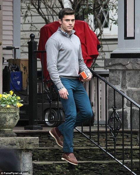 Zac Efron looking good as always while on the go. Preppy Outfits Men, Zac Efron Style, Mens Preppy Outfits, Casual Pullover Sweater, Preppy Men, Preppy Mens Fashion, Celebrity Pics, Taylor Lautner, Zac Efron