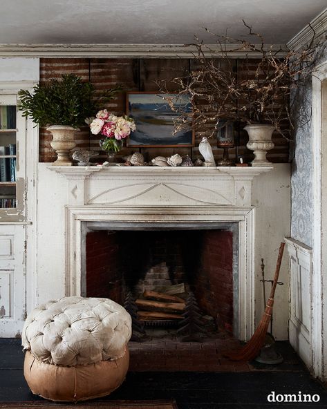 moody fall fireplace styling ideas Cape Cod Fireplace, Small Apartment Decorating Living Room, Minimalist Living Room Decor, First Apartment Decorating, Cape Cod House, John Derian, Living Room Decor Ideas, House Inside, New York Apartment