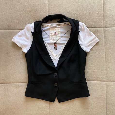 2000s Vest Outfits, Y2k Black Vest, Styling Waistcoat, Y2k Vest Outfit, Black Vest Top Outfit, Y2k Black Outfit, Y2k Waistcoat, Alice Cullen Twilight, Black Vest Outfit