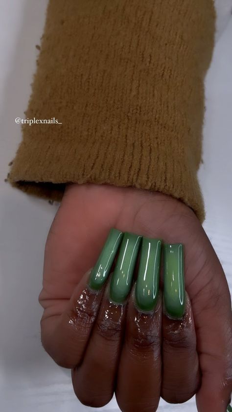 Emerald Green And White Nails Acrylic, Emerald Green Nails Acrylic, Sweet 16 Nails, Junk Nails, Green Acrylic Nails, Colored Acrylic, Colored Acrylic Nails, School Nails, Acrylic Nails Coffin Pink