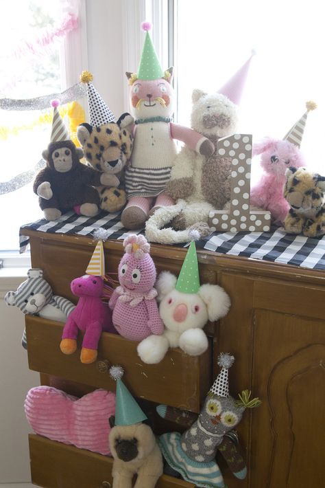 A Stuffed Animal 1st Birthday Party (via @Jen Lula-Richardson) Animal 1st Birthday Party, Animal Party Hats, Birthday Party Girl, Animal Party Theme, Carnival Birthday Parties, 카드 디자인, Animal Birthday Party, Carnival Birthday, Safari Party