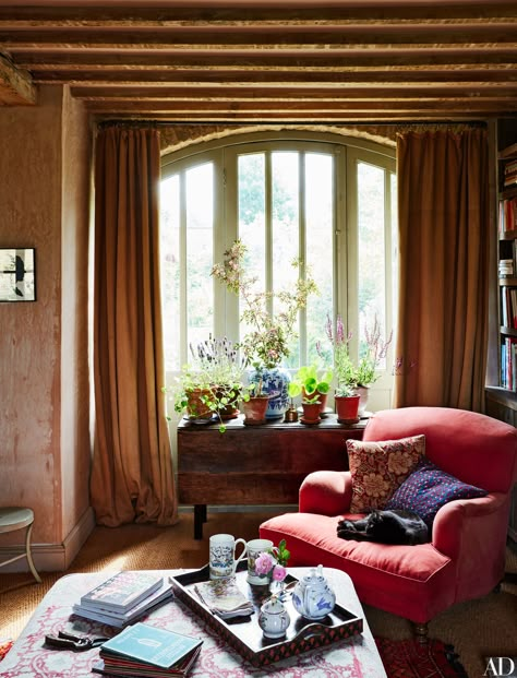 AD uses Amanda Brooks’s Cotswolds farm as a case study | archdigest.com English Countryside Decor, Cozy English Cottage, English Country House Style, Countryside Decor, English Country Decor, English Decor, English Country Style, English Cottage Style, Classic Home Decor