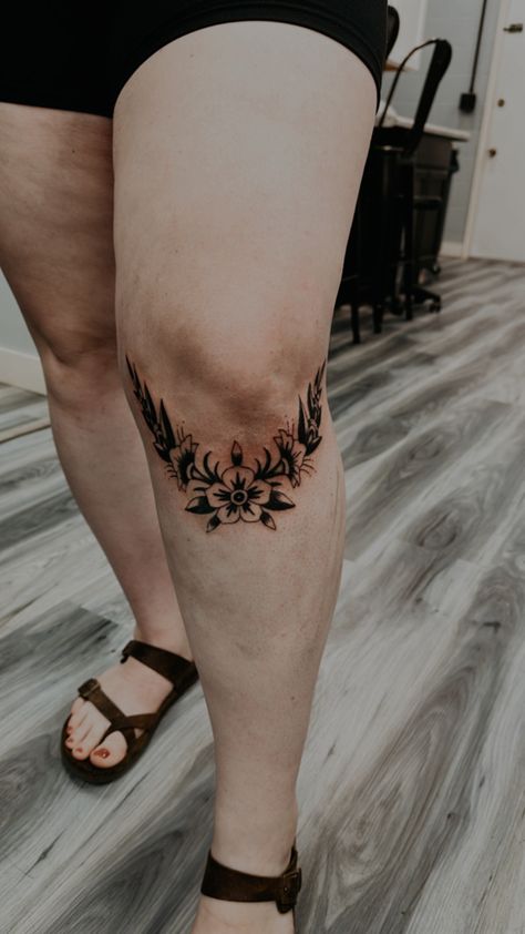 American Traditional Flower Knee Tattoo, Below Knee Tattoo Traditional, Under Knee Cap Tattoo, Old School Shin Tattoo, Knee Arch Tattoo, Knee Cuff Tattoo, Knee Adornment Tattoo, Plus Size Knee Tattoo, Tattoo Under Knee Woman