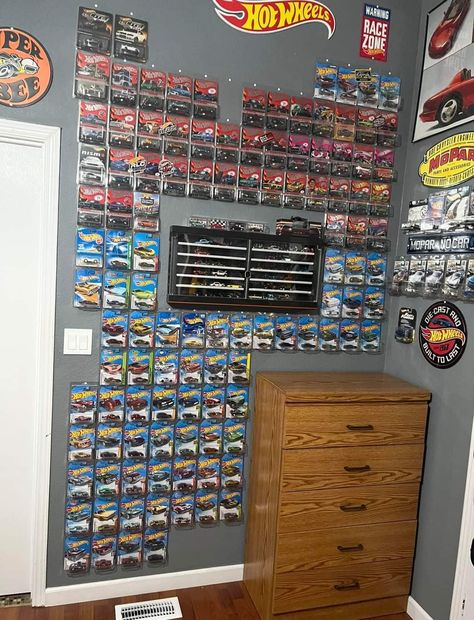 Hot Wheels Wall Display Ideas, Hot Wheel Wall Display, Hot Wheels Collection Display, Hotwheels Collections, Hot Wheels Room Decor, House Loft Ideas, Hot Wheels Bedroom, Hot Wheels Cars Display, Diecast Display