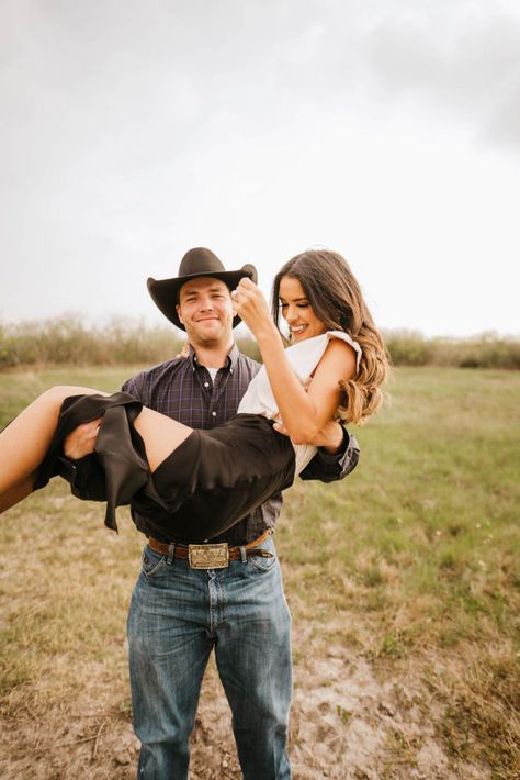 Photoshoot Ideas Western, Country Couple Photos, Western Engagement Pictures, Young Couples Photography, Western Couple Photoshoot, Country Engagement Photos, Western Engagement Photos, Couple Vibes, Western Couple