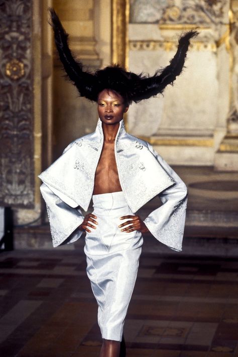 ً on Twitter: "givenchy haute couture by alexander mcqueen ‘search for the golden fleece’ s/s 1997… " Debra Shaw, Alexander Mcqueen 2018, Ricardo Tisci, Black Beast, Givenchy Couture, Golden Fleece, English Fashion, British Fashion Awards, Spring Couture