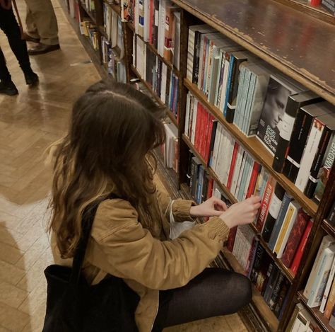 Daunt Books London Aesthetic, Bookshop Aesthetic Girl, Downtown Dark Academia, Dark Academia Book Aesthetic, Academia Book Aesthetic, Dark Academia Books Aesthetic, Downtown Autumn, Light Academia Aesthetic Outfit, Light Academia Vibes