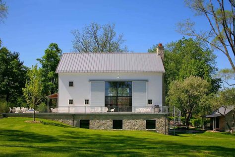 A 200-year-old Michigan barn gets an amazing makeover into a house Barn Makeover, Farmhouse Exterior Design, Farmhouse Floor Plans, Barn Renovation, Wood Barn, Barn Design, Modern Farmhouse Exterior, Door Designs, Barn Style House