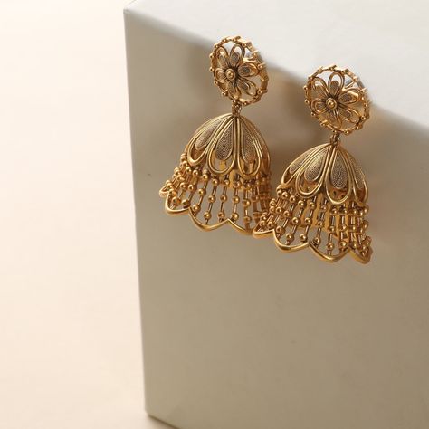 Trending Gold Earrings, Latest Earrings Design, Simple Gold Earrings, Gold Jhumka, Unique Gold Jewelry Designs, Unique Gold Jewelry, Gold Jhumka Earrings, Gold Jewelry Designs, Gold Jewels Design