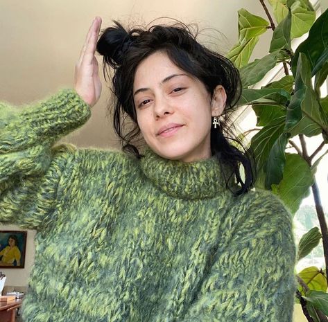 Frisson Handknits on Instagram: “THE BEST @rosasalazar ! Our new multi, This sweater will give you the hug you may be missing 💔 please DM us to be put on the wait list for…” Rosa Salazar, Female Celebrity Crush, The Hug, Christian Bale, Some Girls, Maze Runner, Hug You, Fashion Outfit, Beauty Face