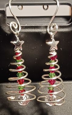 Wire Christmas Earrings Diy, Christmas Bead Earrings Diy, Christmas Ornament Earrings, Xmas Earrings Diy, Christmas Wire Crafts, Christmas Handmade Jewelry, Christmas Wire Wrapped Jewelry, Wire Wrapped Christmas Jewelry, Metal Wire Crafts