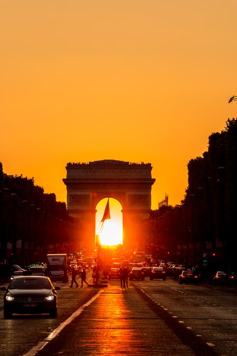 Twice a year, in May and August, the sun sets just behind the triumphal arch. It's an incredible phenomenon. So if you are in Paris during these months, remember to do a search on the Internet to find out the exact dates of the Paris Henge. #paris #travel #photography #aesthetic #printemps #saison #fleurs #ambiance #Spring #blossom #wisteria Aesthetic Backgrounds Orange, Aesthetic Printemps, Spring Apps, Travel Photography Aesthetic, Paris Sunset, Spring In Paris, Paris Travel Photography, Triumphal Arch, Aesthetic Yellow