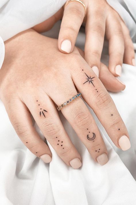 Finger Dot Tattoo, Finger Tattoo Ideas For Women, Finger Tattoos For Women, Finger Tattoo Ideas, Toe Tattoos, Tattoo Wedding, Tattoo For Boyfriend, Jagua Henna, Cute Finger Tattoos