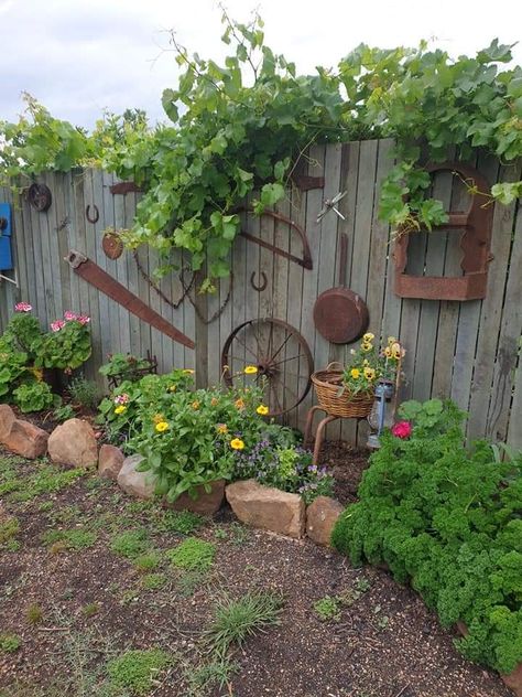 Rustic Back Patio Ideas, Backyard Privacy Fence Decor Ideas, Rustic Garden Bed Ideas, Bohemian Garden Inspiration, Back Corner Yard Ideas, Country Garden Ideas Rustic, Junk Garden Ideas Repurposed, Rustic Yard Ideas, Backyard Corner Landscaping Ideas