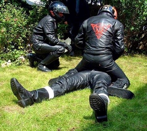 nur leder ist schön Gimp Suit, Motorcycle Boy, Motorcycle Guy, Hot Biker Guys, Bike Leathers, Hot Army Men, Mens Leather Clothing, Motorcycle Men, Biker Boys