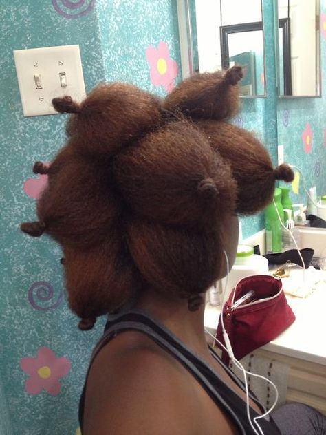 Adding curls to a blown out afro using bantu knots at the ends. Blown Out Afro, Stretching Hair, Curly Tips, Mom Hair, Ethnic Hairstyles, Bantu Knots, Beautiful Natural Hair, Hair Advice, Natural Styles