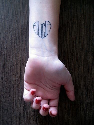 Heart shaped Alicia Tato Nama, Kid Name Tattoo, Baby Name Tattoos, Tattoo Heart, Shape Tattoo, Tattoo Zeichnungen, Muster Tattoos, Shape Names, Geniale Tattoos