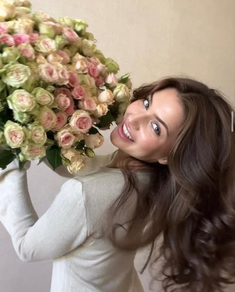 Women Flower Photoshoot, Selfie With Flowers Instagram, Bouquet Pictures Photo Ideas, Poses With Flowers Instagram, Poses With Flowers Bouquets, Bouquet Photoshoot Ideas, Selfie With Flowers, Loungewear Photoshoot, Flowers Selfie