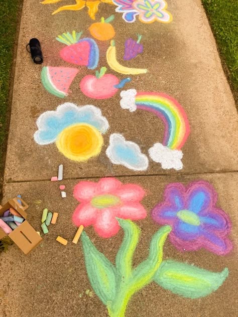 Chalk Art Ideas Easy Aesthetic, Aesthetic Sidewalk Chalk, Cool Easy Chalk Art, Things To Make With Chalk, Simple Sidewalk Chalk Art Ideas, Chalk Inspo Easy, Chalk Designs Sidewalk Easy, Sidewalk Chalk Art Ideas Easy, Easy Things To Draw With Chalk