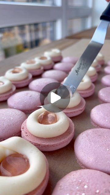 Pink Champagne Macarons, Macrons Recipes Videos, Macarons Filling, Macarons Filling Recipe, Macarons Design, Macaron Fillings, Macaron Designs, Macaron Decoration, Ganache Macaron