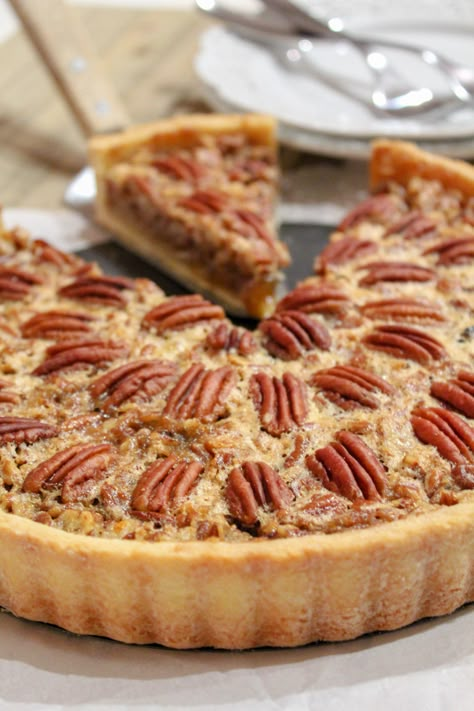 Pecan Tart Pies And Pastries, Apple Pecan Tart, Caramel Pecan Tart, Tart Pan Recipes Desserts, Holiday Tart Recipes, Pecan Tarts Recipe Easy, Tart Recipes Easy, Pecan Pastries, Pecan Torte Recipe