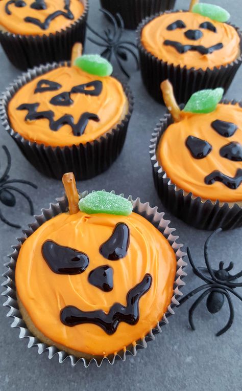 Jack-O-Lantern Cupcakes for Halloween! Muffin Halloween, Halloween Cupcakes Ideas, Halloween Food Cupcakes, Postres Halloween, Kids Halloween Food, Halloween City, Halloween Fest, Cupcakes Ideas, Kid Cupcakes