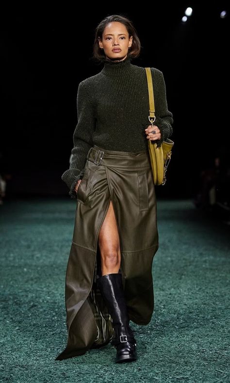 Milan Runway, Leather Couture, Skirt Outfit Fall, Olive Skirt, Georgia May Jagger, Fall Winter Trends, Fashion Forecasting, Woman Suit Fashion, Runway Trends