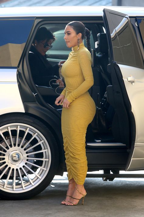 Kim Kardashian puts her curves on display in VERY tight yellow dress as she leaves dinner with Khloe and mom Kris Kim Kardashian Yellow Dress, Khloe Kardashian Dress, Kim Kardashian Dress, Khloe Kardashian Outfits, Kanye West Wife, Kitten Aesthetic, Kim Kardashian Hot, Kardashian Dresses, Kardashian Fashion