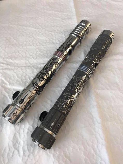 Cool Lightsaber Hilts, Star Wars Custom Lightsaber, Cool Lightsabers, Star Wars Lightsaber Hilt Designs, Dual Lightsaber Design Ideas, Jedi Lightsaber Hilt, Lightsaber Handle Design, White Lightsaber Aesthetic, Lightsaber Hilt Design Art