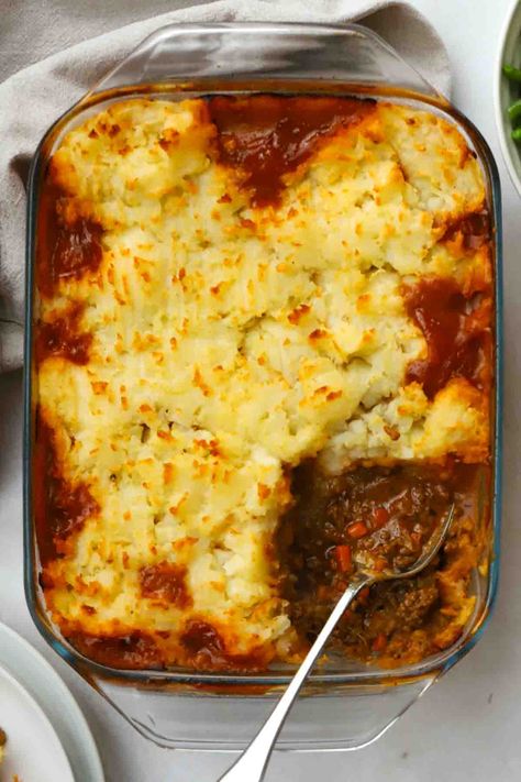 This British classic Cottage Pie recipe is a perfect comfort food family dinner. It’s rich, nutritious, easy and delicious. Perfect for batch cooking too! Healthy Cottage Pie, Best Cottage Pie Recipe, Cottage Pie Recipe Easy, British Dinner Recipes, Cottage Pie Recipe Beef, Food Family Dinner, Pie Easy Recipe, Beef Cottage Pie, Aga Recipes