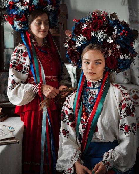 Slavic Clothing, European Aesthetic, Fantasy Photography, Folk Fashion, Folk Costume, World Cultures, Traditional Dresses, Traditional Outfits, Pretty People