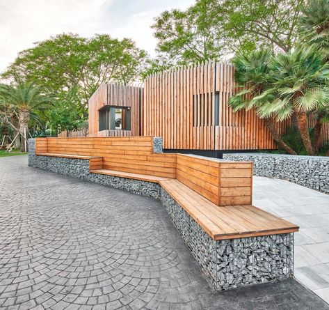 COMA Arquitectura has designed the entrance to a school in Barcelona, that features gabions as a landscaping design element in the form of benches and retaining walls. #Gabions #GabionBench #GabionRetainingWall #LandscapingIdeas #LandscapeDesign Gabion Wall Design, Gabion Retaining Wall, Gabion Baskets, Gabion Wall, Wall Seating, Urban Furniture, Retaining Walls, Outdoor Bench, Retaining Wall