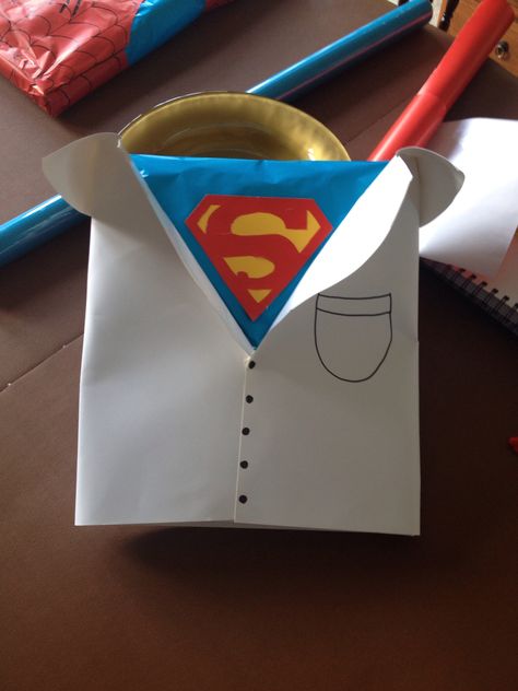 Superman birthday present wrapping Birthday Present Wrapping, Superman Party, Superman Gifts, Superman Birthday, Birthday Gift Wrapping, Present Wrapping, Superhero Party, Christmas Bows, Diy Birthday