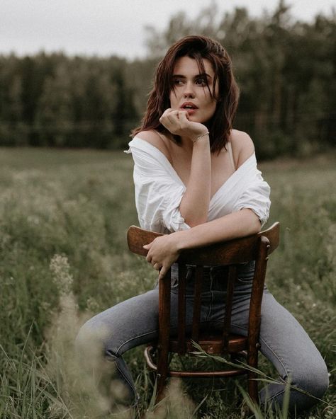 Chair Photoshoot Outdoor, Chair Field Photoshoot, Chair Portrait Photography, Chair Outside Photoshoot, Chair In Field Photoshoot, Women Photoshoot Ideas Outdoors, Photoshoot With Chair, Styled Photoshoot Ideas, Outdoor Photoshoot Ideas For Women