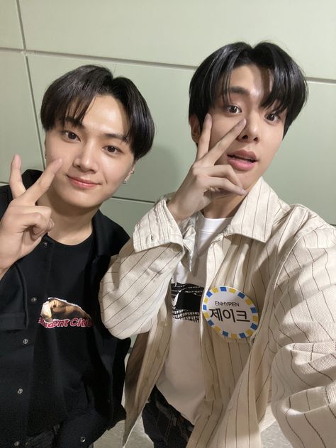 ENHYPEN on Twitter: "#ENHYPEN #JAKE #JAY #HAPPY_BIRTH_JAY MY BRO!! Happy birthday 🎉🎊🎂 Double J for the win!!!… " Jake And Jay, Jay And Jake, Enhypen Twitter, Jake Jay, Love Park, Jay Enhypen, Wish You The Best, Kim Sunoo, Yang Jungwon