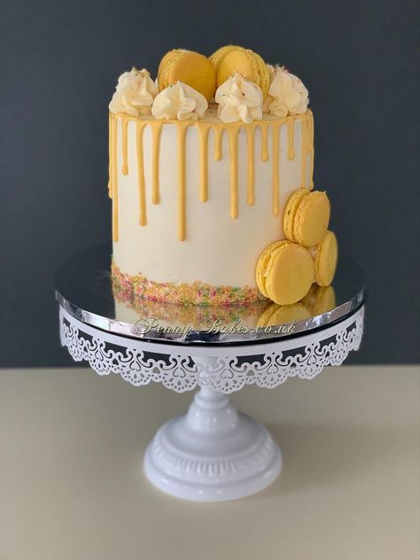 Lemon Drip Cake Ideas, Lemon Drizzle Cake Decoration, Yellow Cake Designs Birthday, Yellow Drip Cake, Lemon Drip Cake, Flower Cake Designs, Yellow Flower Cake, Flower Cake Ideas, Yellow Birthday Cake