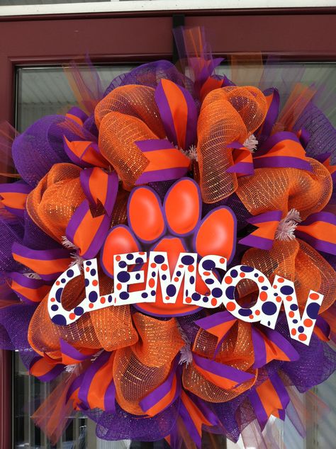 Clemson wreath Clemson Crafts, Clemson Wreath, Clemson Party, Football Team Wreaths, Clemson Tailgating, Basketball Crafts, Clemson Tiger Paw, Tiger Blood, Clemson Baseball