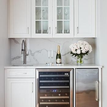 Wet Bar Under Counter Mini Fridge Design Ideas Wet Bar Backsplash, Wet Bar Cabinets, Fridge Design, Trendy Kitchen Backsplash, Home Wet Bar, Torch Lake, Modern Home Bar, Basement Remodel Diy, Home Bar Design