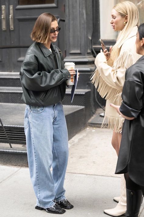 Oversized Tee Outfit, Hailey Bieber Street Style, Hailey Bieber Outfits, Hailey Bieber Style, Hailey Baldwin Style, Autumn Fits, Celebrity Street Style, 가을 패션, Hailey Bieber