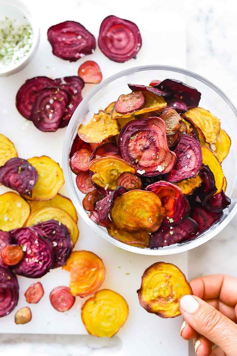 Baked Veggies Oven Recipe, Veggie Chips Recipe, Beetroot Chips, Vegan Superbowl Food, Dried Chives, Vegan Super Bowl, Mediterranean Diet Snacks, Mediterranean Snacks, Chip Recipes