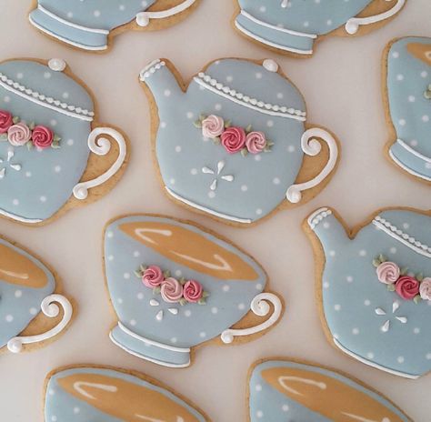 I really have to make a set like this again soon! I have so many cookie ideas I wanna make but so little time!  #decoratedcookies #cookiedecorating #icingcookies #kekse #backen #patisserie #veganfood #feedfeed #yummy #todayfood #beautiful #instafood #instagood #delft #teaset  via ✨ @padgram ✨(http://dl.padgram.com) Decorated Biscuits, Tea Party Cookies, Tea Cup Cookies, Pot Cookies, Teapot Cookies, Tea Party Cake, Sugar Cookie Icing, Spring Cookies, Sugar Cookie Designs