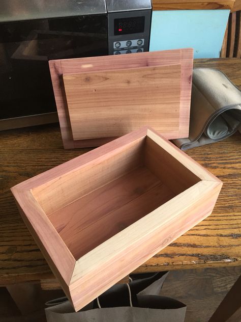 Small cedar box Diy Wood Box With Lid, Cedar Projects, Diy Wooden Box, Wooden Box Plans, Woodworking Plans Toys, Cedar Wood Projects, Wood Box Design, Wooden Box Diy, Cedar Box