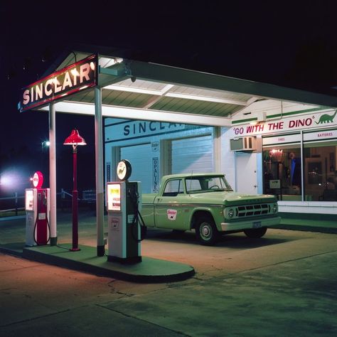 American Gas Station, Yashica Mat 124g, Wattpad Ideas, Alone At Night, Portra 160, Creepy Images, Film Stock, Retro Artwork, Analog Photography