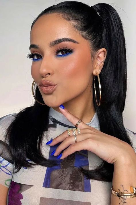 Becky G Makeup, Blue Eyeliner Makeup, Blue Makeup Looks, Prom Eye Makeup, Eye Makeup Styles, Blue Eyeliner, Soft Glam Makeup, Cat Eye Makeup, Colorful Eye Makeup