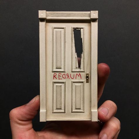 The Shining Door Scene, Famous Doors From Movies, The Shinning Art, Horror Diorama Ideas, Diy Horror Gifts, The Shining Decorations, Horror Movie Diorama, Movie Props Diy, Miniature Horror